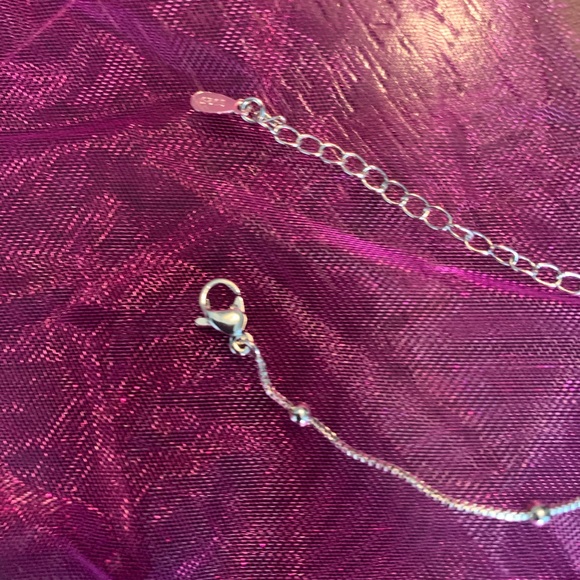 Cute necklace with ‘Lucky’ charm 🍀 - Picture 3 of 3